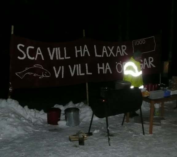 Greta donar med soppan framf�r banderoll