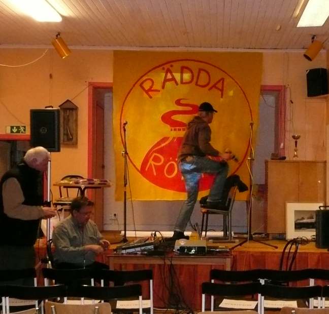 Christer Petersson, Skogsn�s, s�tter upp loggan.